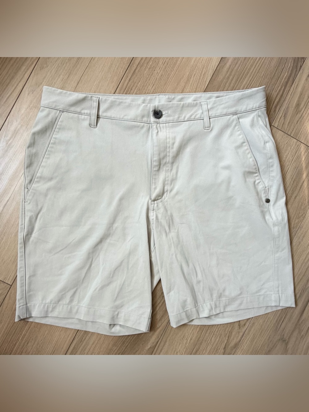 Vuori Meta Short 8 Inch Beige Men's Size 34 Performance Fabric V379